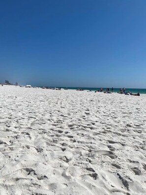 Plage à proximité, chaises longues
