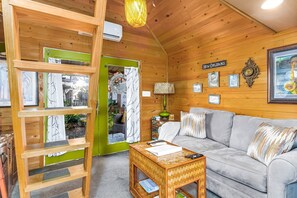 Een televisie en boeken