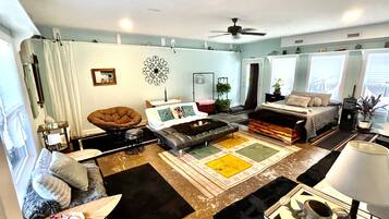 Televisión, chimenea, libros y monitor de computadora