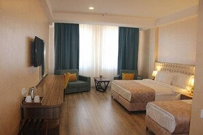 Quarto triplo família | Cofres nos quartos, quartos à prova de som, Wi-Fi de cortesia