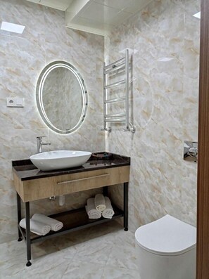 Chinelos, toalhas de banho