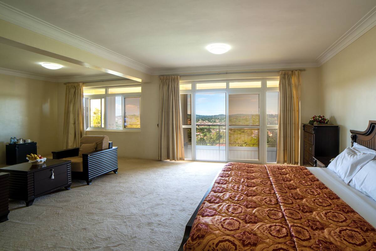 Desk, laptop workspace, free WiFi, bed sheets