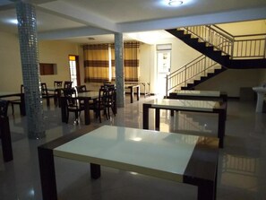 朝食、ランチ、ディナーに営業 (郷土料理と各国料理)