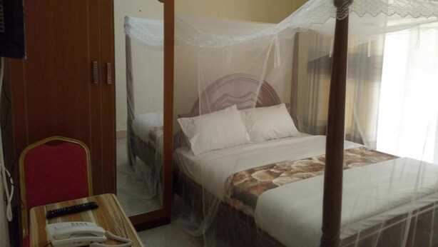 Desk, laptop workspace, free WiFi, bed sheets - Court Lane Hotel (Masaka)