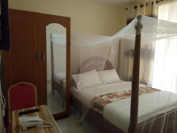 デスク、ノートパソコン用作業スペース、WiFi (無料)、ベッドシーツ