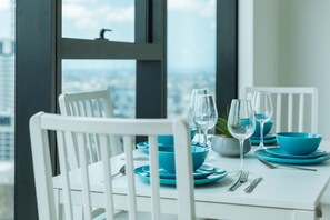 Deluxe-Apartment, 2 Schlafzimmer | Essbereich im Zimmer