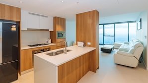 Apartamento superluxo | Cozinha privada | Geladeira grande, micro-ondas, fogão, cooktop