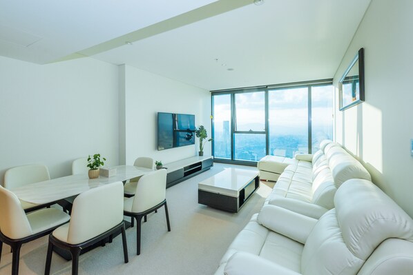 Luxury Apartment | Living area | Flat-screen TV, Netflix, streaming services - SoFun Apartment on Margaret St (Brisbane)
