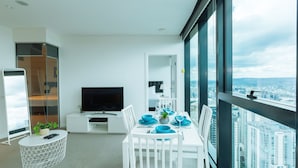 Apartamento luxo, 2 quartos | Op ções para refeição no quarto