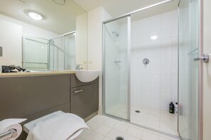 Apartment, 2 Schlafzimmer | Badezimmer | Dusche, kostenlose Toilettenartikel, Haartrockner, Handtücher