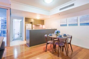 Appartement, 2 chambres | Restauration dans la chambre