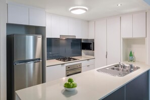 Full-size fridge, microwave, oven, stovetop