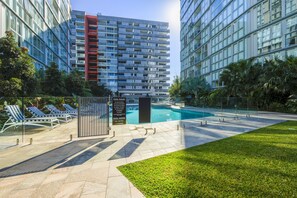 Una piscina al aire libre