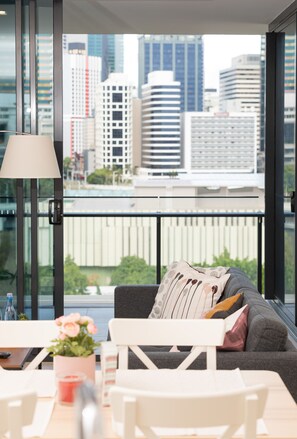 إطلالة على المدينة من المنشأة