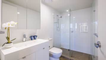 Apartment 907 - 2 bedrooms 2 bathrooms | Bathroom | Shower, free toiletries, hair dryer, towels