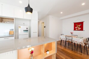 Apartment, 2 Schlafzimmer | Essbereich im Zimmer