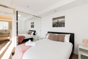 2 bedrooms, iron/ironing board, free cribs/infant beds, free WiFi - Sofun Apartment on Edmondstone St (South Brisbane)