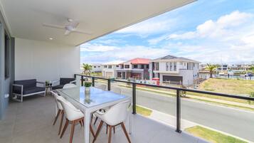 Luxury 4 Bedrooms Home on Hope Island | Balcony