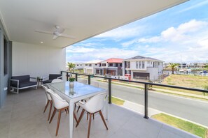 Luxury 4 Bedrooms Home on Hope Island | Balcony - Sofun Home on Hope Island (Hope Island)