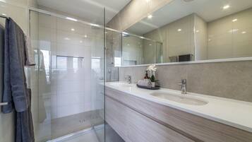 Luxury 4 Bedrooms Home on Hope Island | Bathroom | Shower, free toiletries, hair dryer, towels