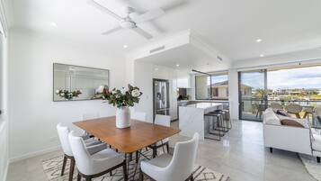 Luxury 4 Bedrooms Home on Hope Island | In-room dining