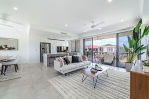 Luxury 4 Bedrooms Home on Hope Island | Living area - Sofun Home on Hope Island (Hope Island)