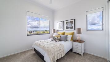 Luxury 4 Bedrooms Home on Hope Island | 4 bedrooms, iron/ironing board, free cribs/infant beds, free WiFi