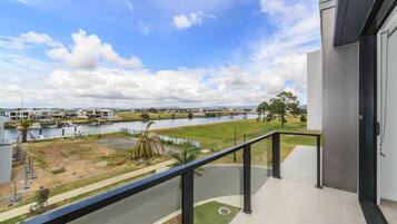 Luxury 4 Bedrooms Home on Hope Island | Balcony