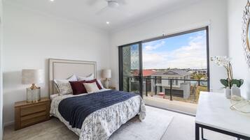 Luxury 4 Bedrooms Home on Hope Island | 4 bedrooms, iron/ironing board, free cribs/infant beds, free WiFi