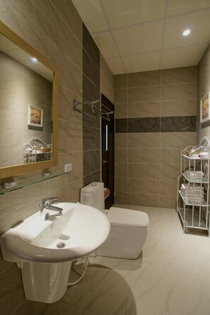 Dusche, Regendusche, kostenlose Toilettenartikel, Haartrockner