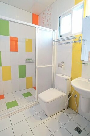 Habitación doble Deluxe, balcón | Baño | Regadera, regadera tipo lluvia, amenidades de baño gratuitas 