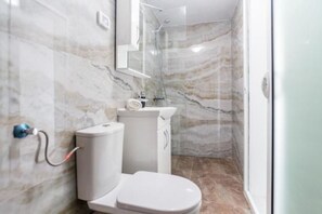 Regadera, secadora de cabello, bidet, toallas 