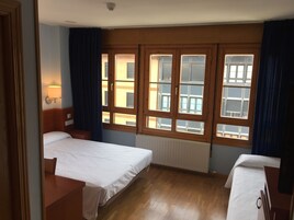 Triple Room | Free WiFi, bed sheets