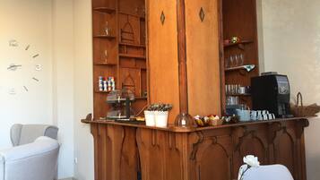 Dagelijks ontbijtbuffet (EUR 6.5 per persoon)