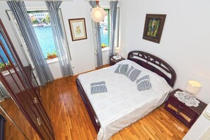 Leilighet, 3 soverom, sjøutsikt | 3 soverom, wi-fi (inkludert) og sengetøy