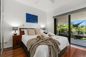 3 Bedrooms Tropical House plus Private Bungalow | 3 phòng ngủ, nệm có lớp đệm bông, màn/rèm cản sáng 