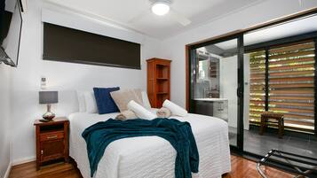 3 Bedrooms Tropical House plus Private Bungalow | 3 kamar tidur, bantalan ekstra lembut, dan tirai kedap cahaya