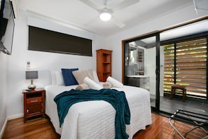 3 Bedrooms Tropical House plus Private Bungalow | 3 chambres, lit avec matelas à plateau-coussin