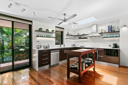 Tropical 3 Bedroom House, Pool plus 4th Bedroom Bungalow