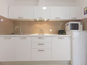 Appartement | Privékeuken | Een koelkast, een magnetron, een oven, een kookplaat