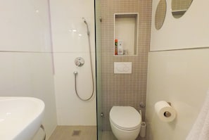 Maison, 2 chambres | Salle de bain | Sèche-cheveux, serviettes fournies, savon, shampoing