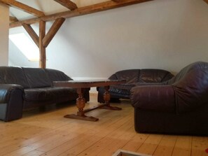 ハウス 3 ベッドルーム | リビング エリア | 薄型テレビ