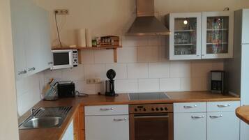 House, 3 Bedrooms | Private kitchen | Fridge, microwave, oven, stovetop