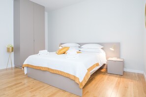 2 عدّة غرف نوم ومكتب وتجهيزات عازلة للصوت ومكواة/لوح كي