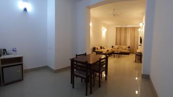 Phòng đôi Premier | Nệm có lớp đệm bông, bàn, khu vực làm việc phù hợp cho laptop