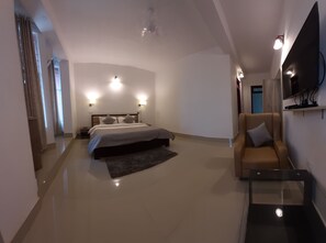 Executive tweepersoonskamer | Pillowtop-bedden, een bureau, een laptopwerkplek, gratis wifi