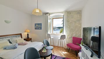 Quarto, vista para o mar | Frigobar, escrivaninha, berços grátis, Wi-Fi de cortesia