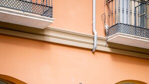 Η πρόσοψη ενός κτιρίου με ένα μεγάλο παράθυρο και μια επιγραφή που γράφει «SohoBoutique Hotels».