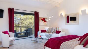 Minibar, in-room safe, individually decorated, individually furnished