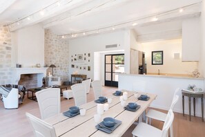 Free daily cooked-to-order breakfast - Les chambres du Château Rasque (Taradeau)